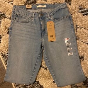 SOLD— New Women’s Levi’s jeans- 711 Skinny